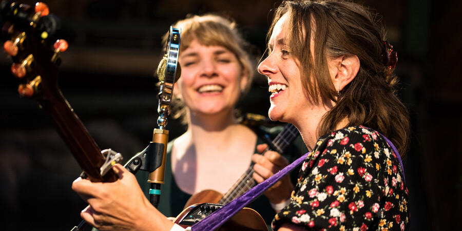 The Lasses, folkduo. Foto Bram Heeren